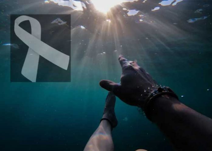 Intentaba salvar a su hijo de morir ahogado y encontró la muerte