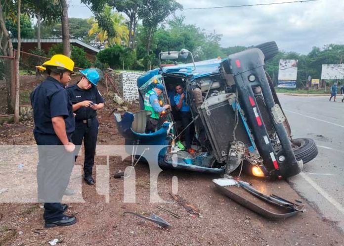 Pesado vehículo procedente de Honduras se vuelca en Yalagüina Madriz