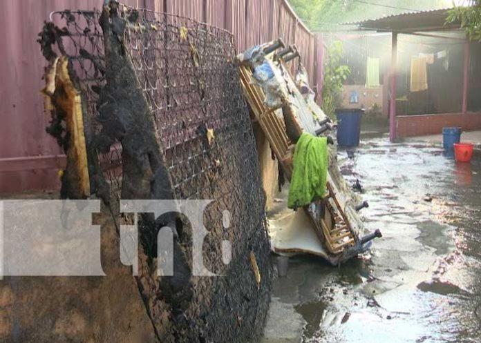 ¡Biblias quedan intactas! Incendio consume cuarto de una casa en Managua