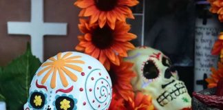 Con altar de muertos recuerdan a migrantes fallecidos en la frontera de Arizona y México