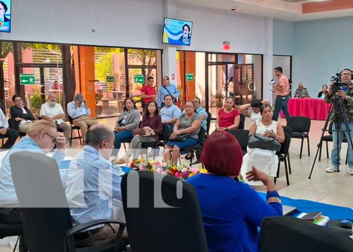 Docentes en curso de formación científica en Ciencias Sociales