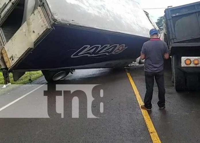 Impactante choque de camiones deja un herido y daños materiales en Chontales