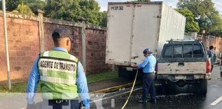 Foto: Albañil y su esposa son rescatados de su camioneta tras accidente en carretera Panamericana Sur / TN8