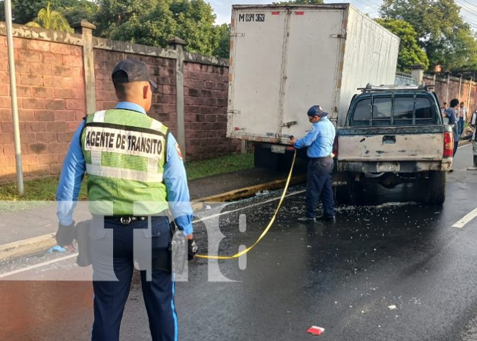 1 Foto: Albañil y su esposa son rescatados de su camioneta tras accidente en carretera Panamericana Sur / TN8