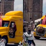 La impactante entrada de una quinceañera sobre un cabezal Foto: Llega a la iglesia sobre un cabezal /cortesía