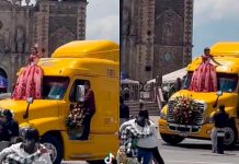 La impactante entrada de una quinceañera sobre un cabezal Foto: Llega a la iglesia sobre un cabezal /cortesía