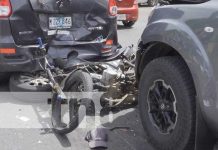 «Clase accidente» Una pareja de motociclistas atrapados en medio de una colisión en Managua Foto: "Clase accidente" Una pareja de motociclistas atrapados en medio de una colisión en Managua/TN8