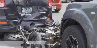 Foto: "Clase accidente" Una pareja de motociclistas atrapados en medio de una colisión en Managua/TN8