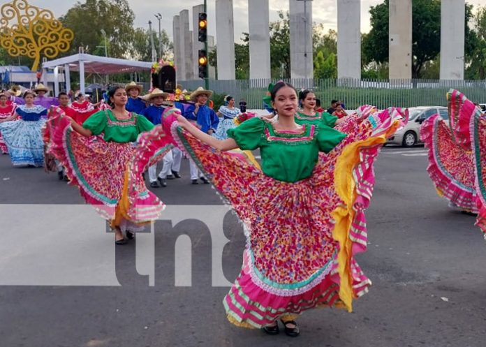 1 Foto: Avenida de Bolívar a Chávez reúne a las familias en amor, paz y tradición popular / TN8