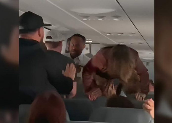 “El infierno está a punto de desatarse” Mujer poseída causó terror en pleno vuelo