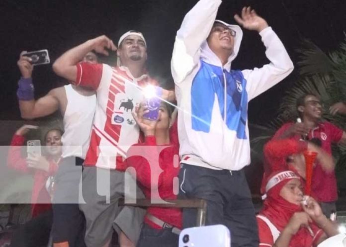 1 Foto: El Tren del Norte es recibido por cientos de fanáticos / TN8