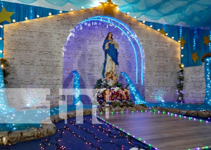 1 Familias visitan altares alusivos a la purísima en avenida de Bolívar a Chávez