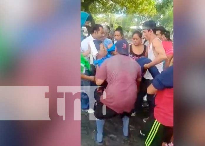 2 Foto Con una herida en la cabeza resultó una señora producto de un accidente en motocicleta /Tn8