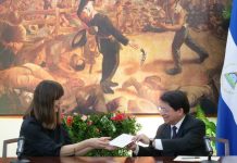 Embajadora de Francia presenta Copias de Estilo a Canciller de Nicaragua