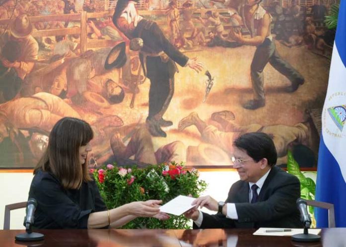 2 Embajadora de Francia presenta Copias de Estilo a Canciller de Nicaragua