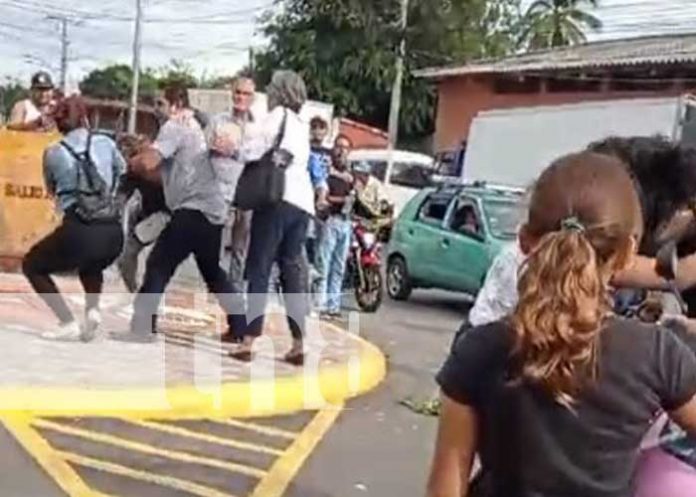 Mujeres protagonizan pelea épica después de un funeral en Granada (VIDEO)