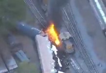 Feroz incendio tras el descarrilamiento de un tren en Estados Unidos Feroz incendio tras el descarrilamiento de un tren en Estados Unidos