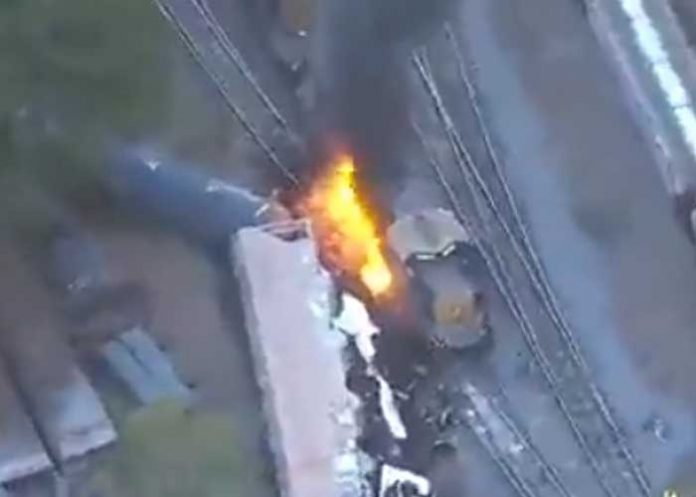 Feroz incendio tras el descarrilamiento de un tren en Estados Unidos