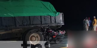 Motociclista perece al estrellarse contra camión estacionado en Tipitapa