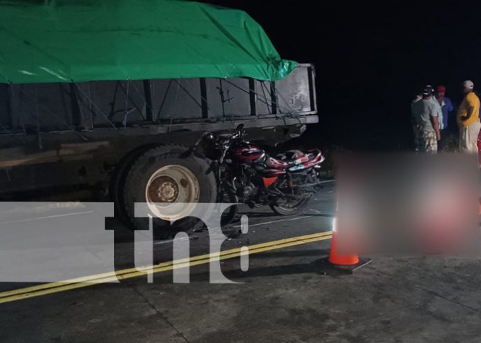 2 Motociclista perece al estrellarse contra camión estacionado en Tipitapa