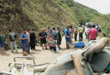 Foto: Seis muertos y siete heridos tras la caída de minibús por barranco en Bolivia/Cortesía