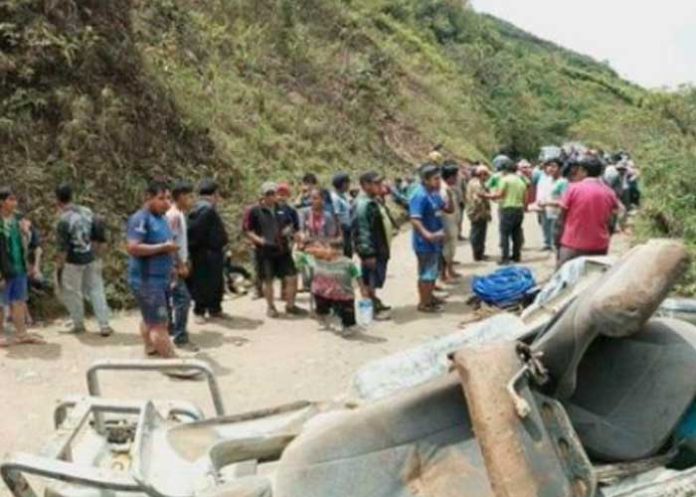 2 Foto: Seis muertos y siete heridos tras la caída de minibús por barranco en Bolivia/Cortesía