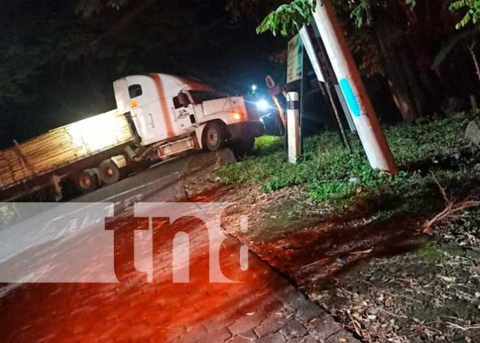 Foto: ¡Cerca del desastre! Rastra casi termina al fondo de un cauce en la Isla de Ometepe/TN8