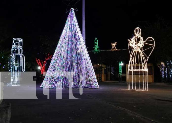 3 Parques y plazas de Granada cobran vida con las luces de la temporada