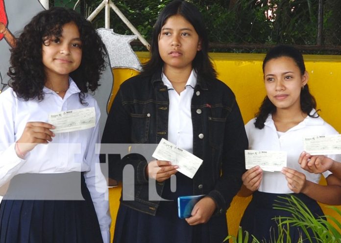 Bachilleres de Nicaragua reciben el bono complementario de 300 córdobas