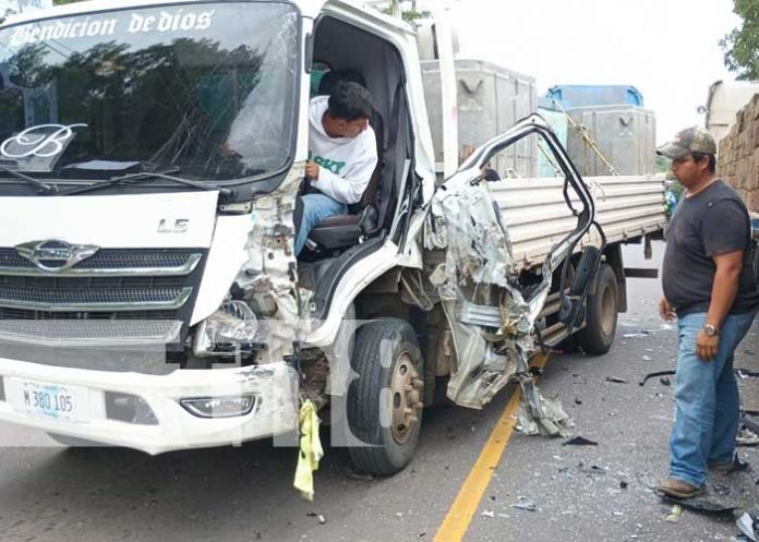 Foto: Colisión entre camiones dejó solo el susto en los ocupantes en Juigalpa, Chontales/TN8
