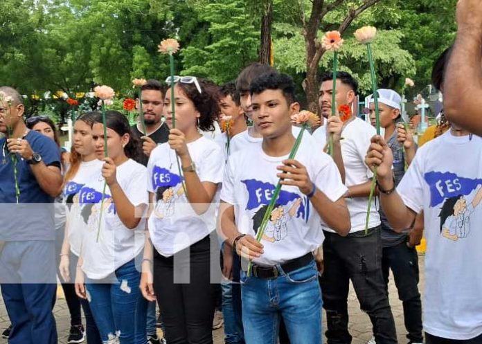 4 Fotos: La juventud Sandinista llevó ofrendas florales a los héroes y mártires de la revolución/Tn8