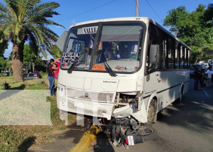 4 Foto: ¡Casi mueren aplastadas! Dos mujeres quedaron debajo de las llantas de autobús en Managua / TN8