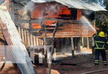 Sólo quedaron cenizas: Incendio arrasa vivienda en Bilwi Foto: Incendio en una vivienda de Bilwi / TN8