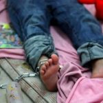 Rescatan a niño de 11 años que vivía encadenado por su padrastro en Bolivia Niño de 11 años vivía encadenado por su padrastro en Bolivia