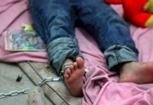 Rescatan a niño de 11 años que vivía encadenado por su padrastro en Bolivia Niño de 11 años vivía encadenado por su padrastro en Bolivia