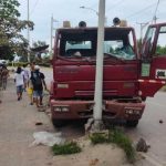 Niña de Colombia muere al ser impactada por una llanta desprendida de un camión Niña murió al ser golpeada por una llanta en Colombia