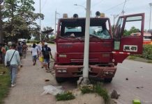 Niña de Colombia muere al ser impactada por una llanta desprendida de un camión Niña murió al ser golpeada por una llanta en Colombia
