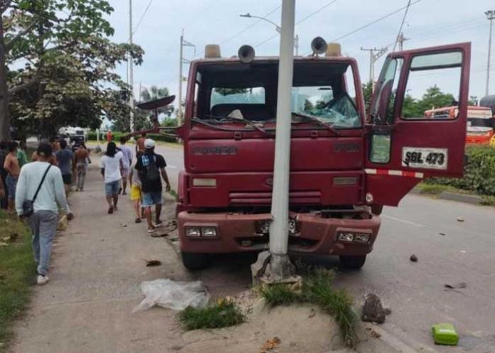 Niña murió al ser golpeada por una llanta en Colombia