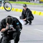 Lo matan de un plomazo mientras caminaba de la mano con su niña en Colombia Asesinan a hombre frente a su hija en Colombia