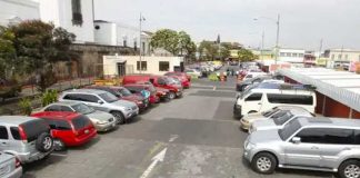 Hombre corrió desnudo tras ser pillado por el esposo de su amante