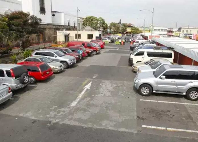 Hombre corrió desnudo tras ser pillado por el esposo de su amante