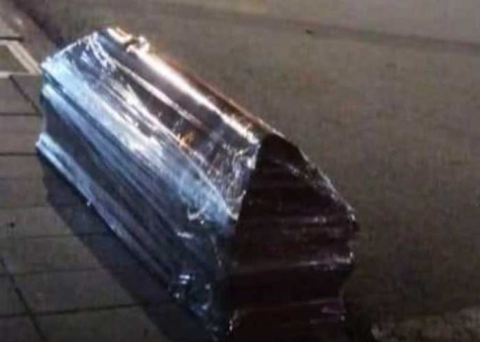 Dejan ataúd con el cadáver dentro en Ecuador