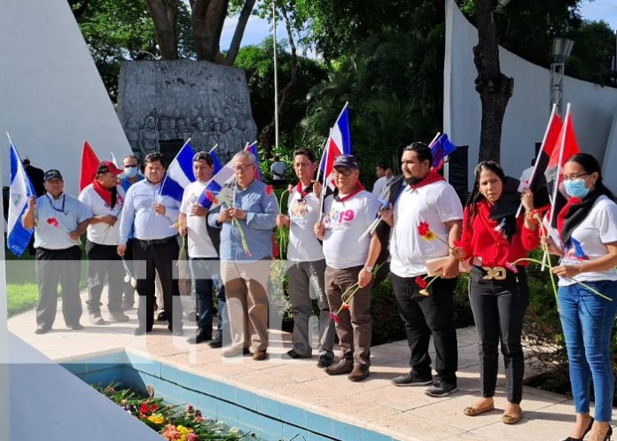 Foto: Ofrenda floral a Carlos Fonseca / TN8