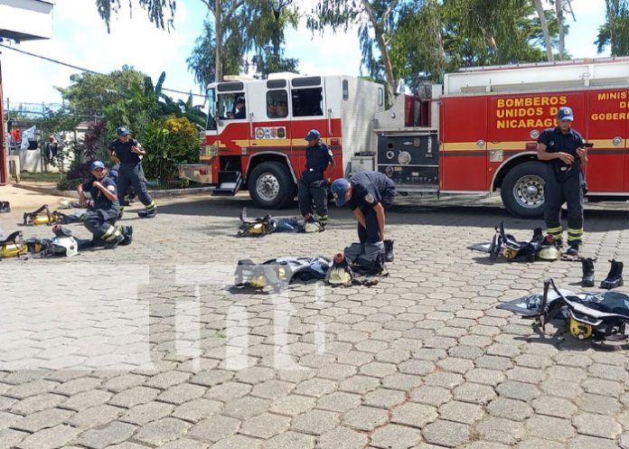 Foto: Bomberos hacen ejercicio sobre fuga de tanques de gas / TN8