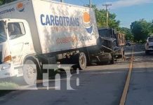 ¡Vivos de Milagro! Sobreviven a accidente entre cabezal y camión en Malacatoya Foto: Accidente de tránsito en el sector de Malacatoya / TN8