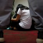 «Degenerado» es captado tocando las partes íntimas de una niñita de Ecuador Pervertido detenido por tocar a una niña en Ecuador