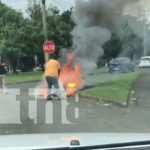 ¡A pie, pero vivo! Moto toma fuego cuando su conductor circulaba por Tiscapa Foto: Moto en llamas en la pista de Tiscapa / TN8