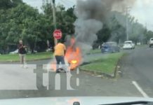 ¡A pie, pero vivo! Moto toma fuego cuando su conductor circulaba por Tiscapa Foto: Moto en llamas en la pista de Tiscapa / TN8