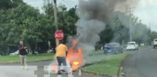 Foto: Moto en llamas en la pista de Tiscapa / TN8
