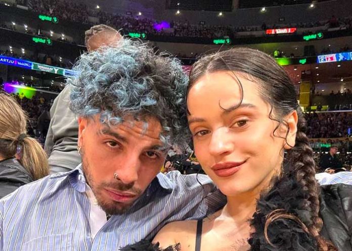 rauw4 Acusan a Rauw de haberle puesto los cuernos a Rosalía con otro hombre